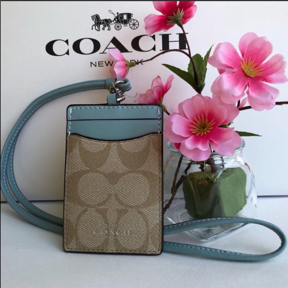 🌹 Coach Lanyard ID Holder in Signature F63274